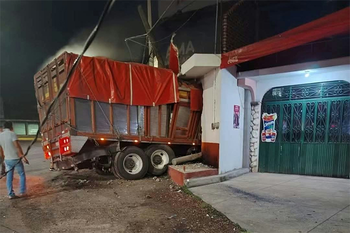 Camión torton incrustado en la fachada de un domicilio sobre la Calzada José Carrillo Arriaga en Tzurumútaro.