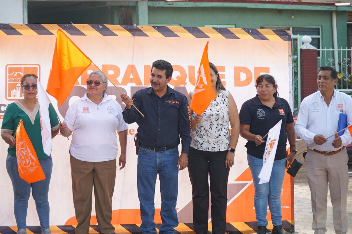 Funcionarios municipales de Charo en el arranque de la obra.