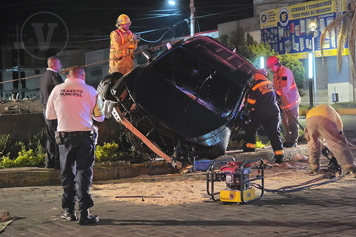 Unidades de emergencia y patrullas acordonando la zona tras el choque de una camioneta contra una glorieta en Zamora.
