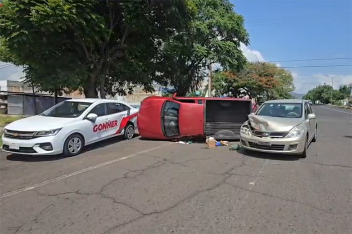 Zona del accidente vehicular y volcadura sobre la avenida Décima en Morelia.