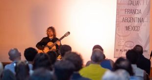 El guitarrista Christian Lavernier interpretando su repertorio con un instrumento fabricado en Paracho durante el festival en Morelia.