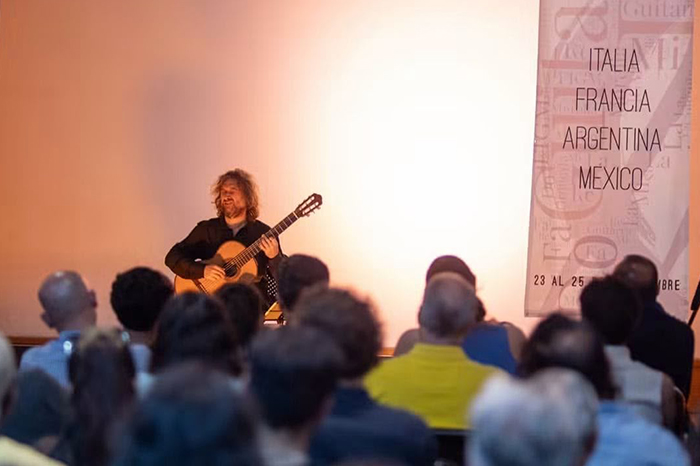 El guitarrista Christian Lavernier interpretando su repertorio con un instrumento fabricado en Paracho durante el festival en Morelia.
