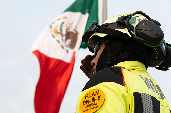Ceremonia conmemorativa con bandera a media asta en la Plaza de la Constitución de la Ciudad de México.