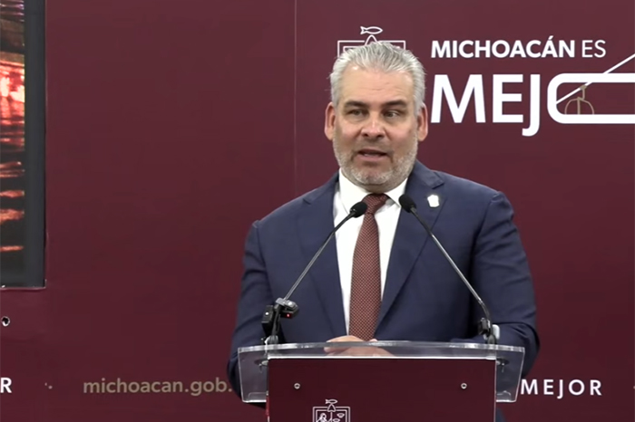 El gobernador de Michoacán durante su conferencia de prensa semanal.