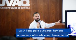 Académico de Colombia exponiendo sobre inteligencia artificial ante estudiantes de la UVAQ en Morelia.