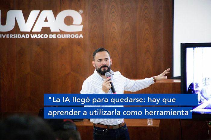 Académico de Colombia exponiendo sobre inteligencia artificial ante estudiantes de la UVAQ en Morelia.