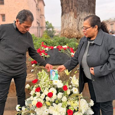 Ofrenda floral y guardia de honor durante la ceremonia luctuosa en memoria de las víctimas del atentado de 2008 en Morelia.