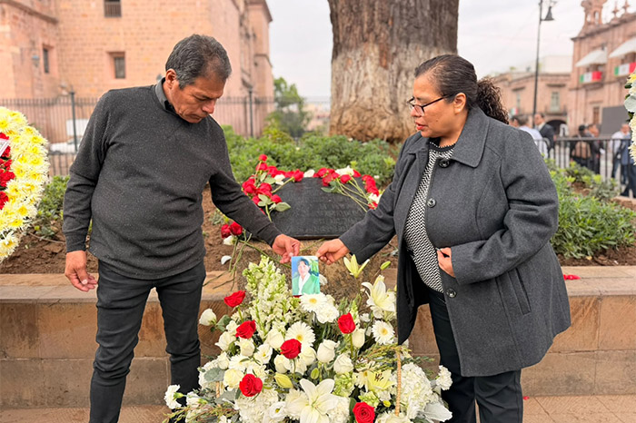 Ofrenda floral y guardia de honor durante la ceremonia luctuosa en memoria de las víctimas del atentado de 2008 en Morelia.
