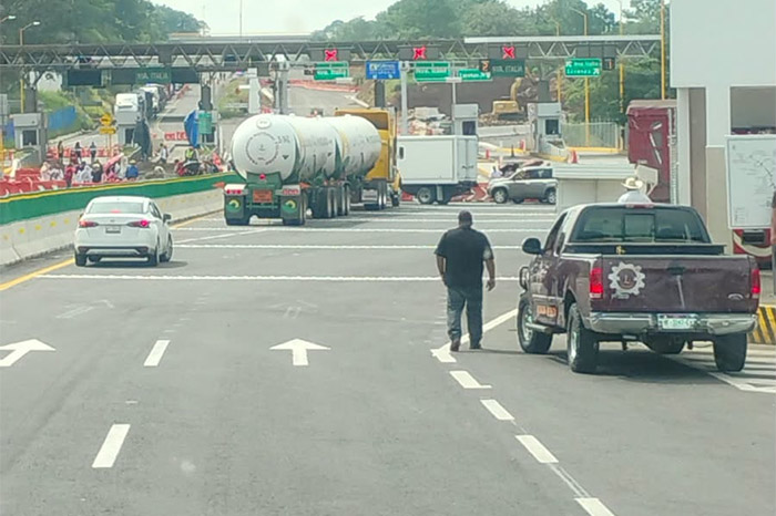 Toma de la caseta de Taretan, en la autopista Siglo XXI