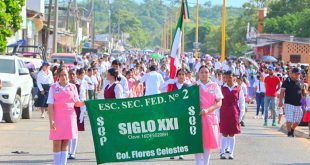 Contingentes escolares y autoridades municipales durante el desfile cívico en Las Guacamayas, Lázaro Cárdenas.