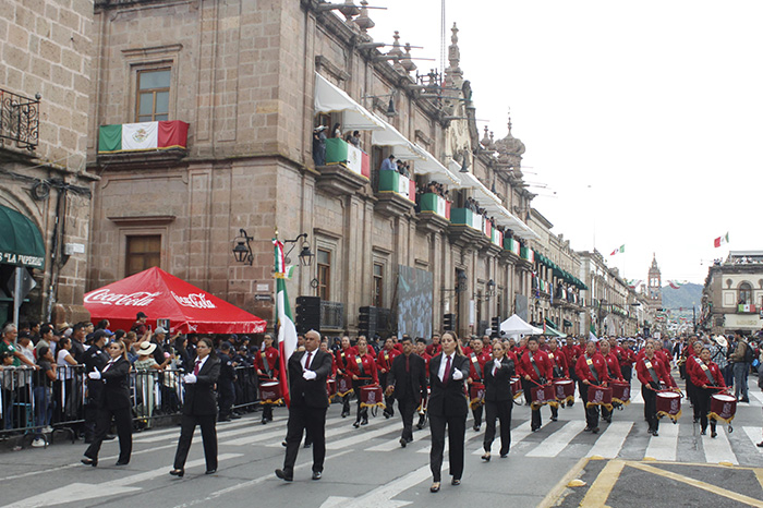 Contingentes militares y escolares desfilando por la avenida Madero frente a miles de espectadores en Morelia.