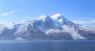 Paisaje glaciar y formaciones rocosas expuestas al cambio climático en la isla volcánica de Jan Mayen.