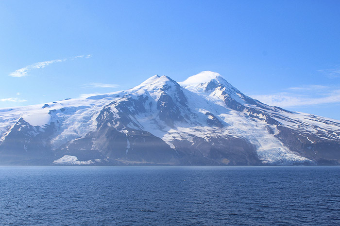 Paisaje glaciar y formaciones rocosas expuestas al cambio climático en la isla volcánica de Jan Mayen.