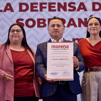 Entrega del nombramiento a Carlos Torres Piña como coordinador de la Defensa de la 4T en Michoacán.