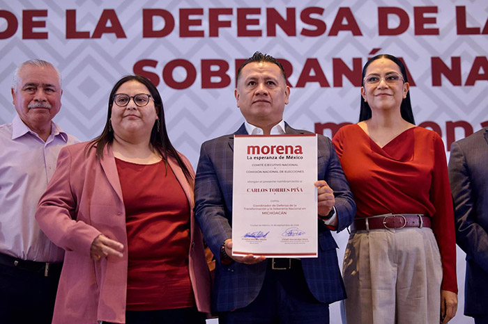 Entrega del nombramiento a Carlos Torres Piña como coordinador de la Defensa de la 4T en Michoacán.