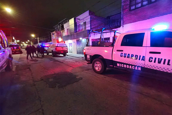 Patrullas y zona acordonada por autoridades policiales en colonia de Morelia.