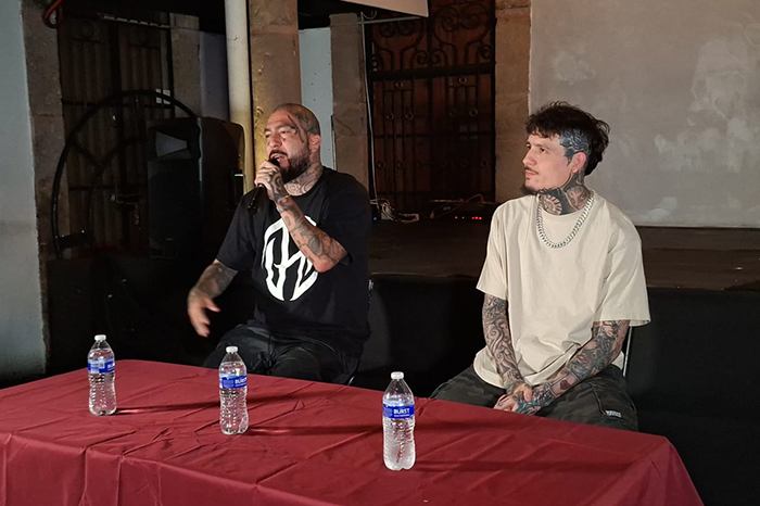 El rapero Dharius en conferencia de prensa previa a su presentación musical en Michoacán.