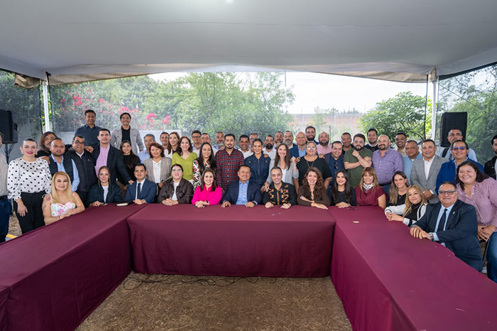 Diputados, alcaldes y militantes de Morena reunidos en una mesa de trabajo política en Michoacán.