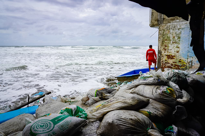 Imagen de los efectos del huracán Polo en las cosas de Playa Azul, Lázaro Cárdenas.