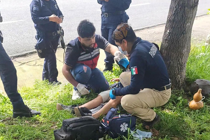 Unidades de emergencia y patrullas custodiando la carretera Uruapan-Paracho tras el reporte de una agresión armada.