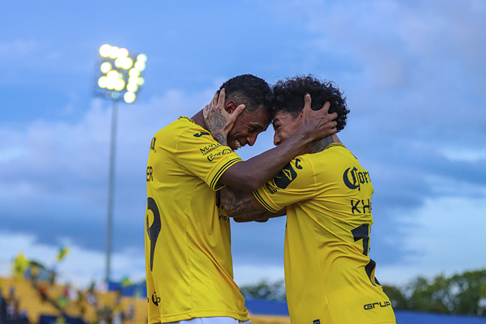 Acciones del partido de fútbol en el Estadio Carlos Iturralde Rivero de Mérida, Yucatán.