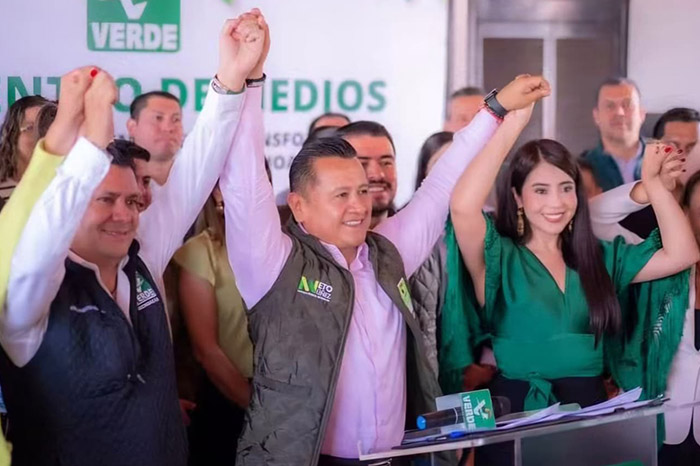 Líderes partidistas y representantes políticos reunidos para anunciar alianzas de trabajo en el estado.