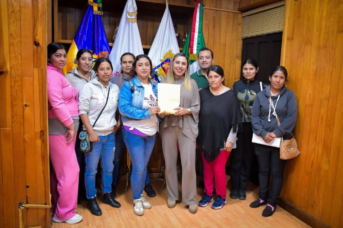 Estudiantes, docentes y autoridades municipales reunidos en una escuela primaria del municipio de Salvador Escalante.