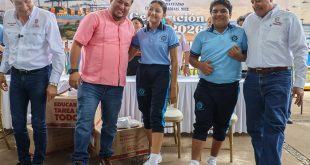 Autoridades municipales y estatales entregando tenis deportivos a estudiantes en una escuela secundaria de Lázaro Cárdenas.