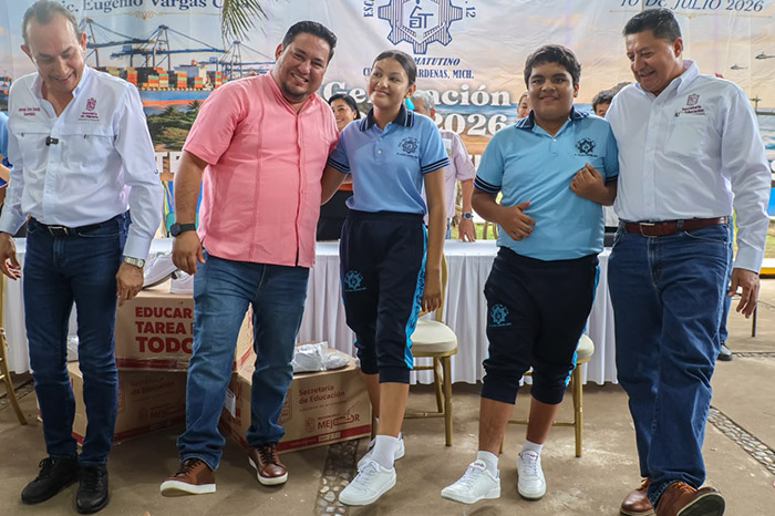Autoridades municipales y estatales entregando tenis deportivos a estudiantes en una escuela secundaria de Lázaro Cárdenas.