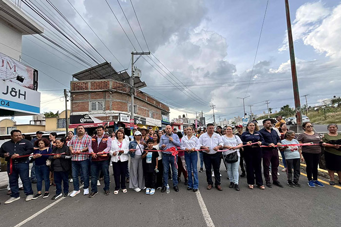 El presidente municipal Eric Gaona recorriendo las calles pavimentadas recién inauguradas acompañado de vecinos.
