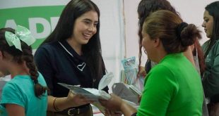 La presidenta municipal Yohana Mendoza entregando paquetes de útiles escolares a madres de familia en Ario.