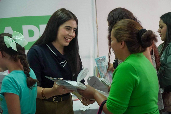 La presidenta municipal Yohana Mendoza entregando paquetes de útiles escolares a madres de familia en Ario.
