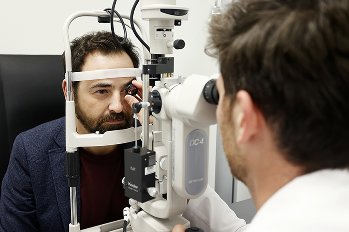 Examen oftalmológico de fondo de ojo con equipo especializado para la detección de patologías retinianas.