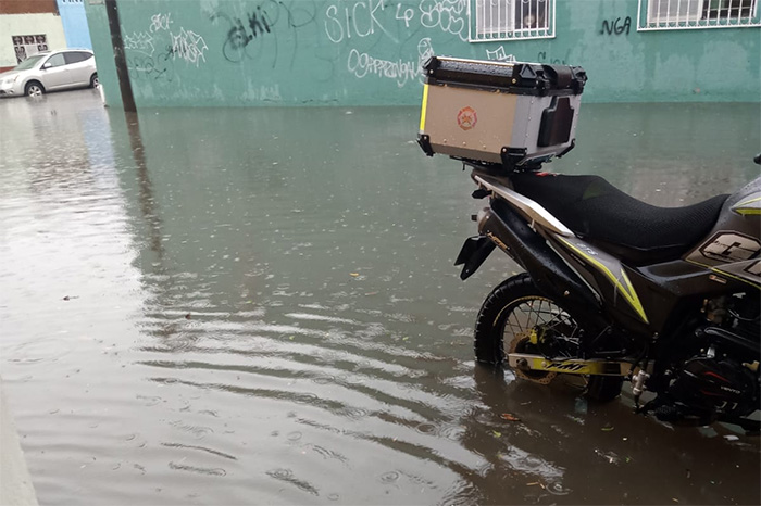 Calle inundada con agua estancada y alcantarilla afectada en colonia de Morelia.