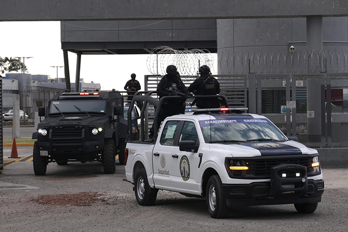 Unidades de la Guardia Nacional custodiando el traslado de un procesado desde un penal federal en el Estado de México.