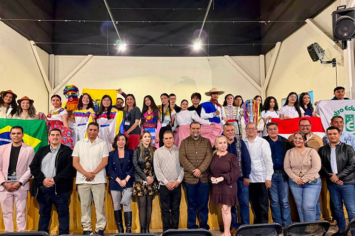 Estudiantes y autoridades municipales durante la exposición de proyectos científicos y tecnológicos en Puruándiro.