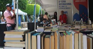 Stands de libros y asistentes recorriendo los foros culturales en el Centro Histórico de Morelia.