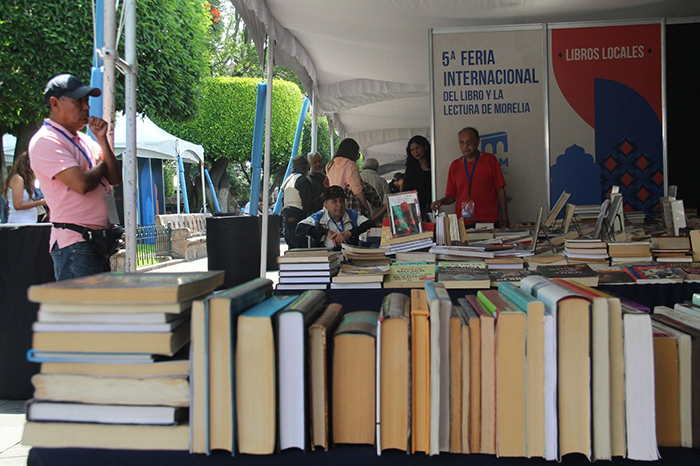 Stands de libros y asistentes recorriendo los foros culturales en el Centro Histórico de Morelia.