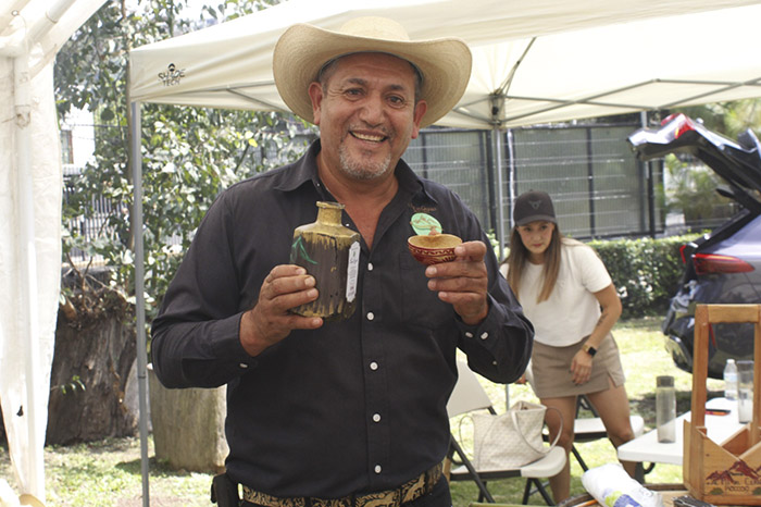 Expositores y visitantes disfrutando de muestras de mezcal y gastronomía en los jardines del Ceconexpo.