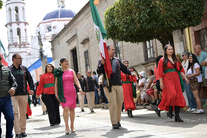 Autoridades municipales y ciudadanía reunidas durante la ceremonia cívica y el desfile conmemorativo en Puruándiro.