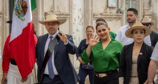 Contingentes escolares y autoridades participando en el desfile cívico de Tarímbaro.