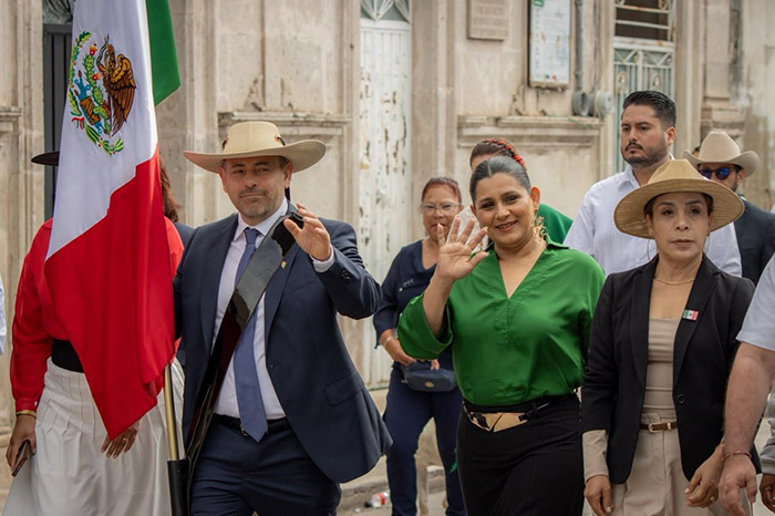 Contingentes escolares y autoridades participando en el desfile cívico de Tarímbaro.