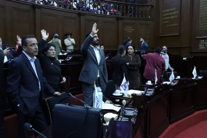 Sala de sesiones del Congreso del Estado de Michoacán durante la aprobación de iniciativas legislativas.