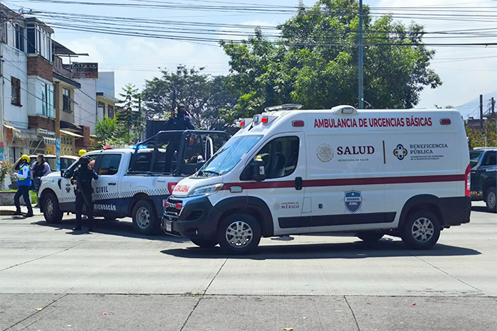Zona acordonada por patrullas y elementos de seguridad sobre la avenida Periodismo en Morelia.