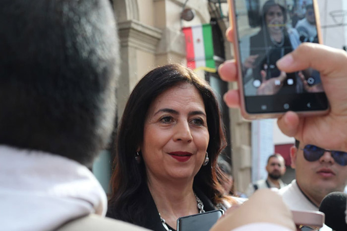 Gaby Molina durante una entrevista con medios de comunicación en Michoacán.