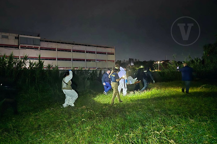 Elementos de seguridad y patrullas custodiando un predio baldío tras el hallazgo de un cuerpo en Morelia.