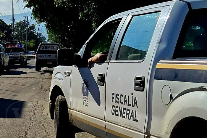 Zona acordonada por elementos policiales tras el descubrimiento de un cuerpo en un terreno baldío.