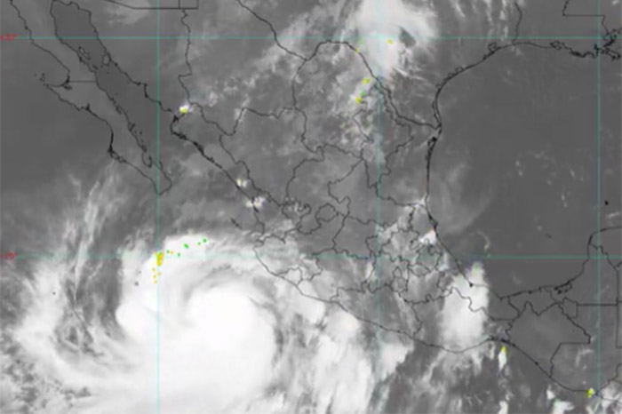 Imagen de satélite y trayectoria del huracán categoría 1 Rachel frente a las costas del Pacífico mexicano.