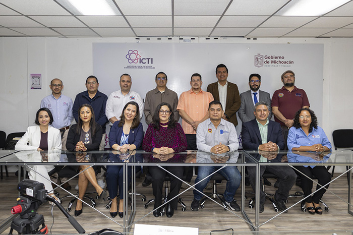 Presentación de competencias de robótica y prototipos tecnológicos en Michoacán.