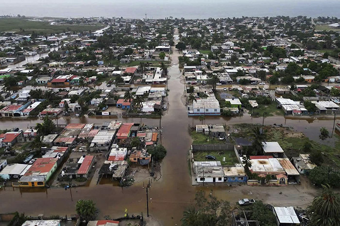 Imagen de zonas costeras afectadas por el paso de fuertes lluvias y vientos de un ciclón tropical.